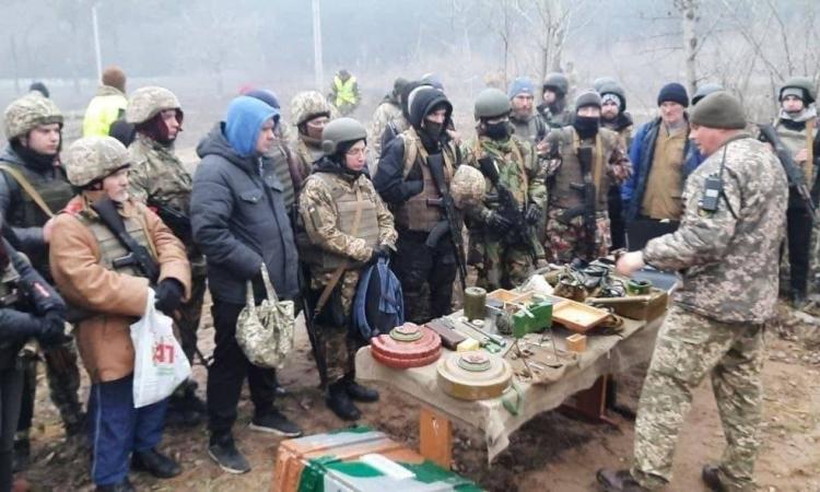 Украинские "резервисты" в боевой аммуниции, рассказывают что танк подбить легко и не страшно, если он конечно не стреляет, и сам аккуратно подставит корму :)
